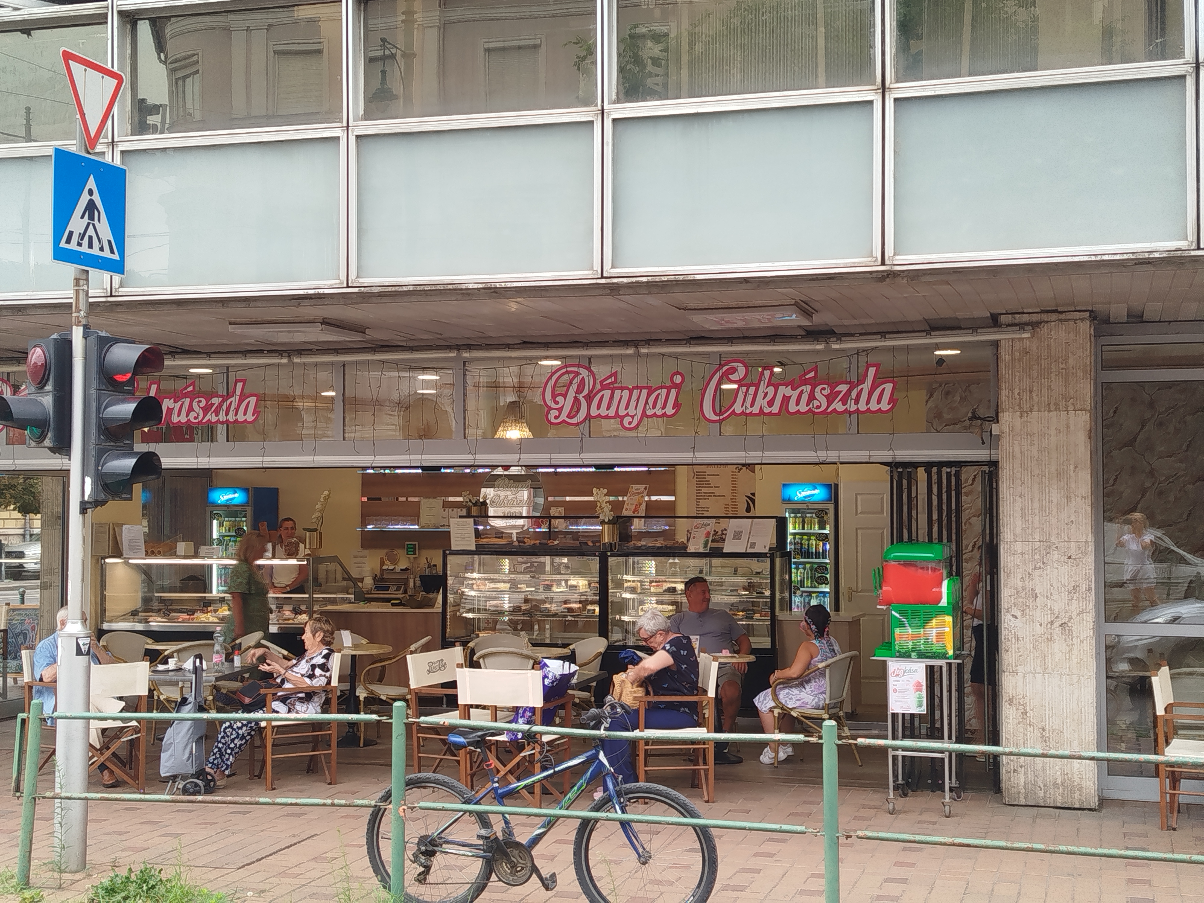 Bányai Cukrászda belvárosi üzlet — terasz